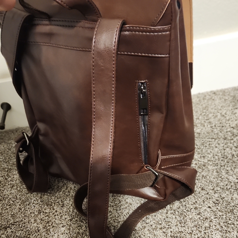 Elegant Brown Leather Backpack - Picture 4 of 10